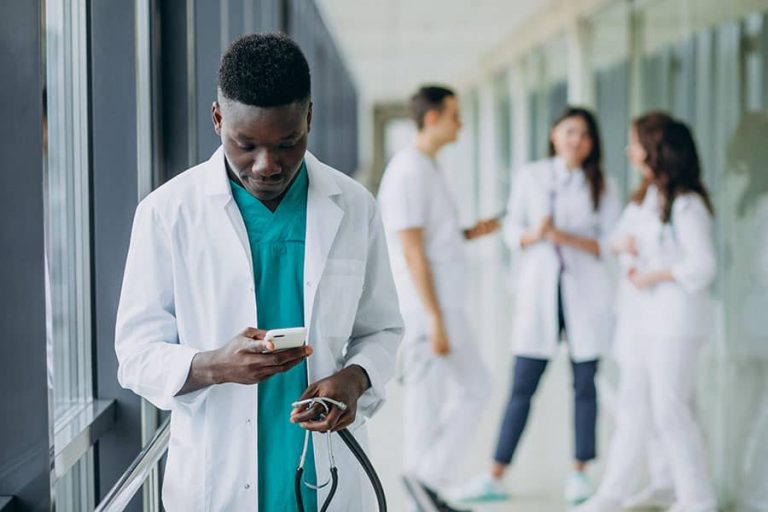 Comunicacion-interna-en-el-Sector-Salud-en-tiempos-de-pandemia-768x512
