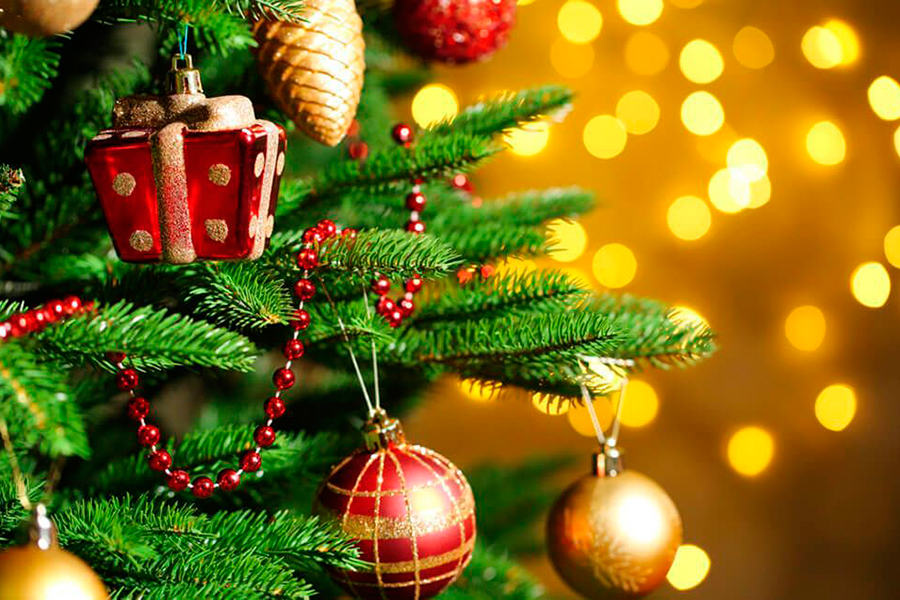 Decorar la casa en Navidad, creando tus propios adornos.